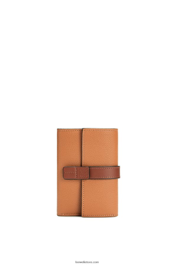 Loewe moterys maža vertikali piniginė iš minkštos grūdėtos veršienos šviesi karamelė/pekano BZ26XN1256