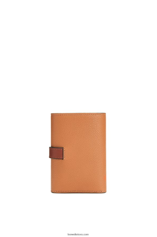 Loewe moterys maža vertikali piniginė iš minkštos grūdėtos veršienos šviesi karamelė/pekano BZ26XN1256