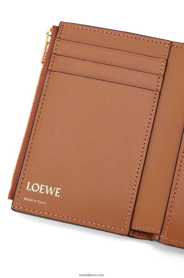 Loewe moterys pakartokite mažą vertikalią piniginę iš reljefinio šilko veršiuko įdegis BZ26XN1280
