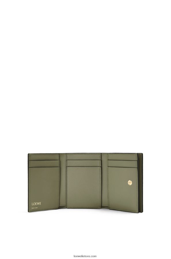 Loewe moterys pasikartojanti trisluoksnė piniginė iš reljefinės šilkinės veršio odos avokado žalia BZ26XN1277
