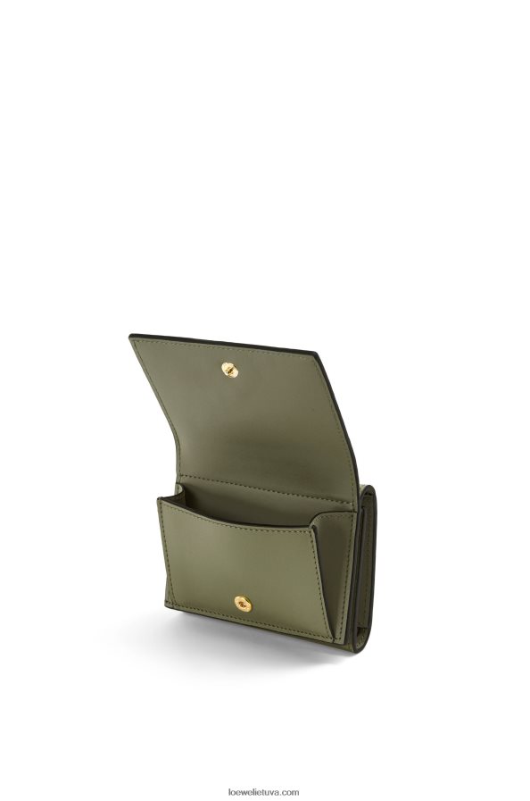 Loewe moterys pasikartojanti trisluoksnė piniginė iš reljefinės šilkinės veršio odos avokado žalia BZ26XN1277