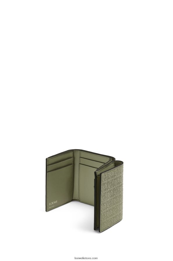 Loewe moterys pasikartojanti trisluoksnė piniginė iš reljefinės šilkinės veršio odos avokado žalia BZ26XN1277