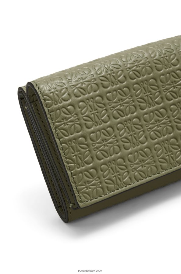 Loewe moterys pasikartojanti trisluoksnė piniginė iš reljefinės šilkinės veršio odos avokado žalia BZ26XN1277