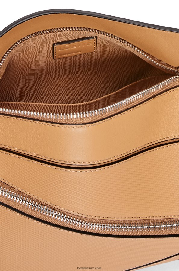Loewe vyrų mažas galvosūkis iš deimantinės veršio odos šilta dykuma BZ26XN569