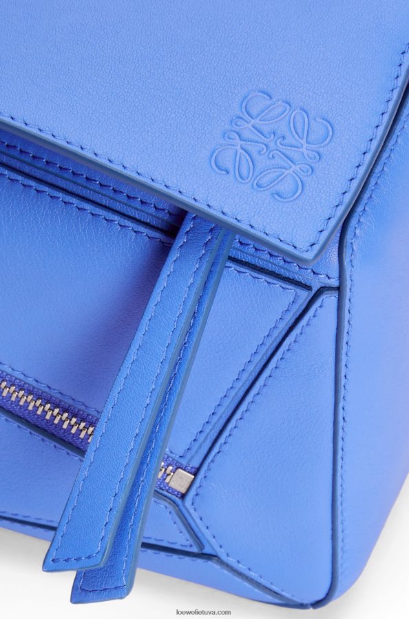 Loewe vyrų mažas galvosūkis iš klasikinės blauzdos odos pajūrio mėlyna BZ26XN563