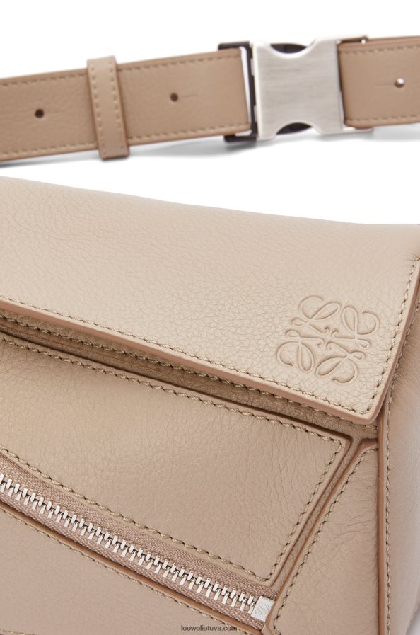 Loewe vyrų mini galvosūkis iš klasikinės blauzdos odos smėlis BZ26XN548