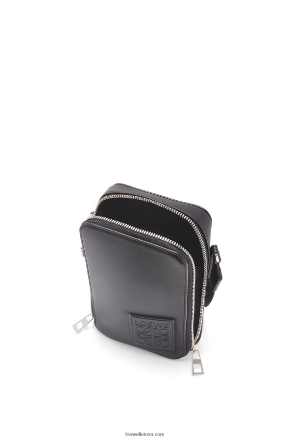 Loewe vyrų vertikali kišenė iš satino blauzdos odos juodas BZ26XN613